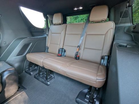 Used 2025 Chevrolet Tahoe High Country AWD/4WD image 10