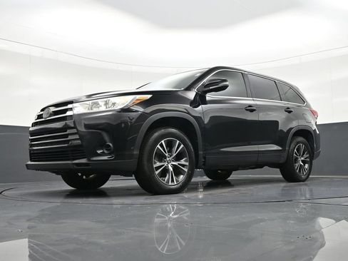 Used 2018 Toyota Highlander LE image 24