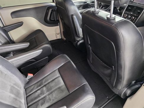 Used 2019 Dodge Grand Caravan SXT image 32