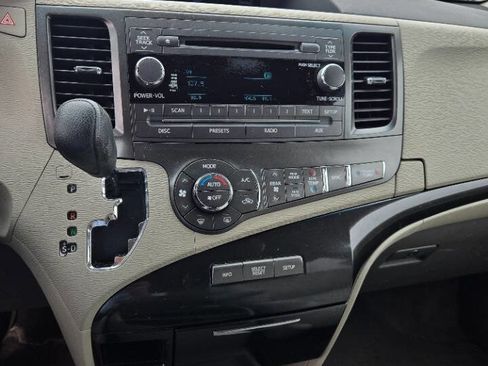 Used 2013 Toyota Sienna LE AWD/4WD image 5