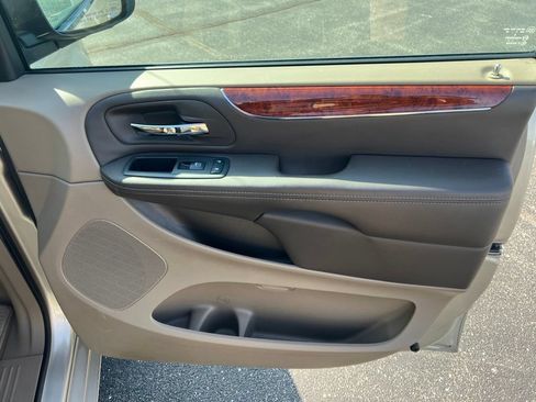 Used 2013 Chrysler Town & Country Touring-L w/ Driver Convenience Group FWD image 37