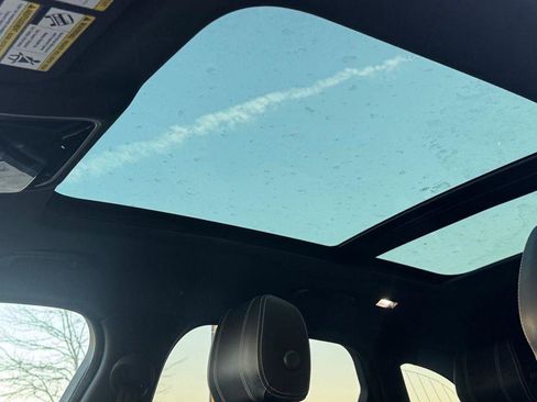 Used 2020 Land Rover Range Rover Velar S image 25