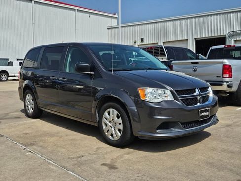 Used 2019 Dodge Grand Caravan SE w/ UConnect Hands-Free Group FWD image 4