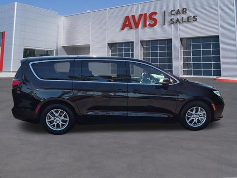 Used 2025 Chrysler Pacifica Select FWD image 5