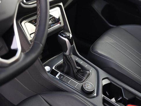 Used 2024 Volkswagen Tiguan SE image 8