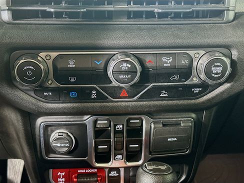 Used 2025 Jeep Wrangler Willys image 22