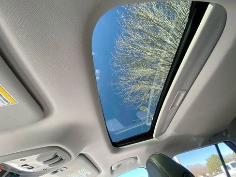 Used 2024 Chevrolet Trax LT w/ Sunroof Package image 22