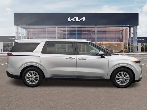 Certified 2023 Kia Carnival LX image 3