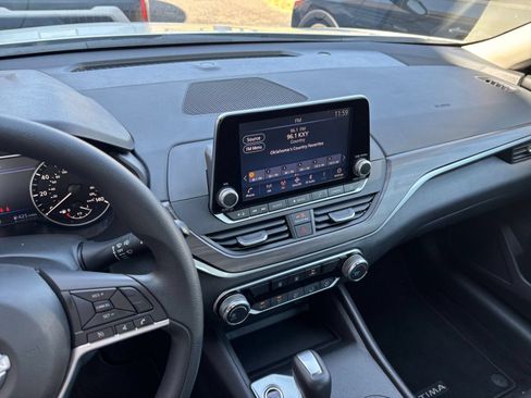 Used 2025 Nissan Altima 2.5 SV FWD image 16