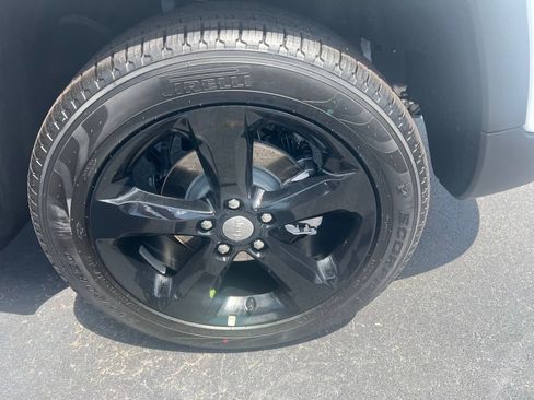 New 2025 Jeep Grand Cherokee Limited w/ Luxury Tech Group II image 9