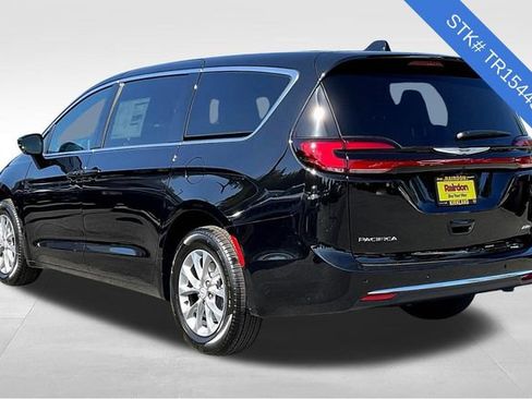 New 2026 Chrysler Pacifica Select image 3