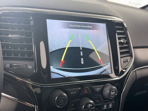 Used 2022 Jeep Grand Cherokee Limited image 14