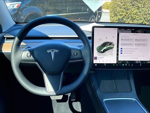 Used 2022 Tesla Model Y Long Range image 5