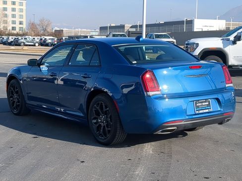 Used 2022 Chrysler 300 Touring L w/ Comfort Group image 3