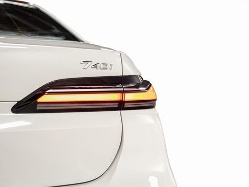 Used 2023 BMW 740i w/ Luxury Rear Seating Package image 22