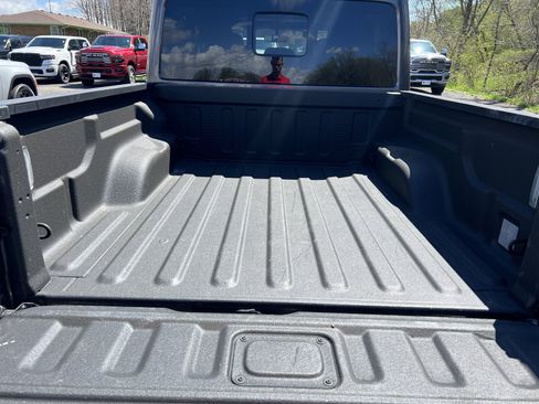 Used 2022 Jeep Gladiator Overland w/ Cold Weather Group AWD/4WD image 5