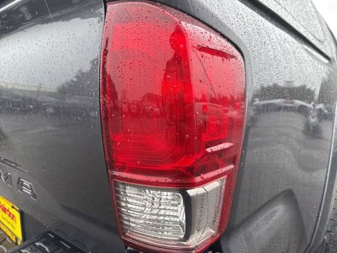 Used 2017 Toyota Tacoma TRD Sport w/ Tow Package image 12