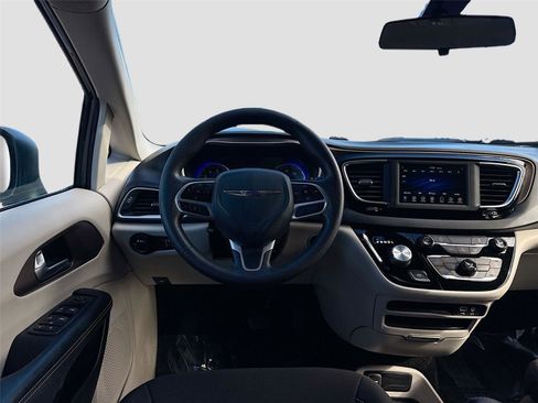 Used 2020 Chrysler Voyager L image 18