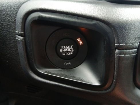 Used 2025 Jeep Gladiator Mojave w/ Convenience Group AWD/4WD image 17