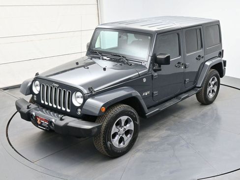 Used 2016 Jeep Wrangler Unlimited Sahara w/ Connectivity Group AWD/4WD image 36