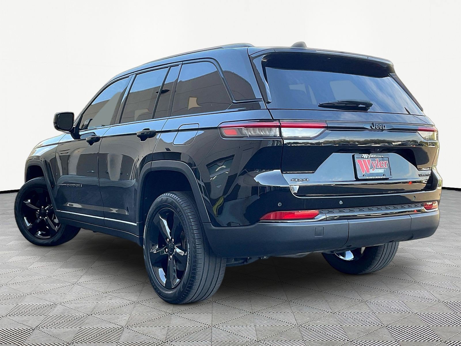 Used 2023 Jeep Grand Cherokee Limited w/ Black Appearance Package AWD/4WD image 4