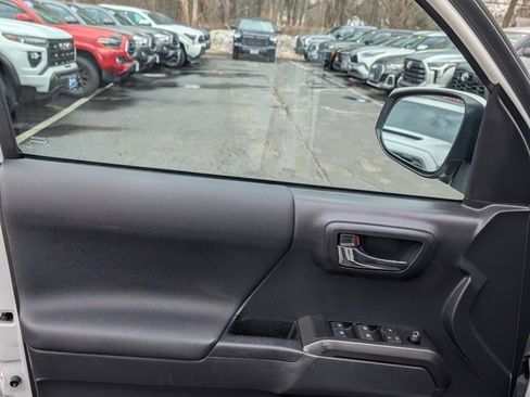 Used 2022 Toyota Tacoma TRD Off-Road image 12