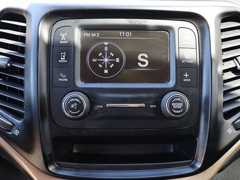 Used 2018 Jeep Cherokee Latitude FWD image 47