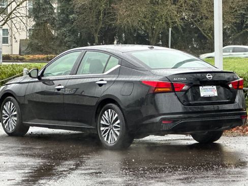 Used 2024 Nissan Altima 2.5 SV image 6
