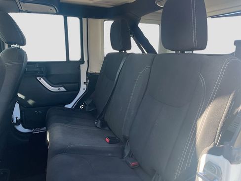 Used 2018 Jeep Wrangler Unlimited Sahara AWD/4WD image 21