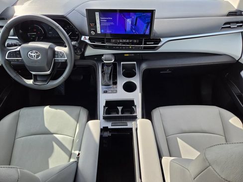 Used 2026 Toyota Sienna XLE FWD image 13