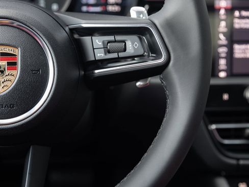 Certified 2025 Porsche Macan image 16