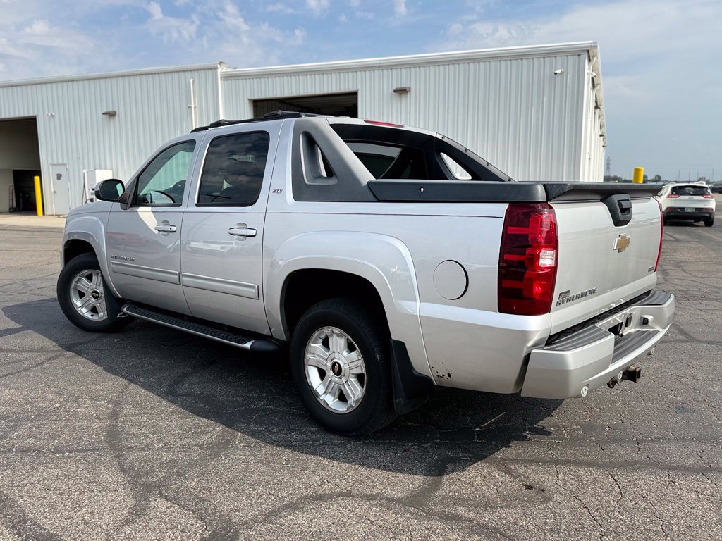 Used 2011 Chevrolet Avalanche LT w/ Luxury Package AWD/4WD image 3