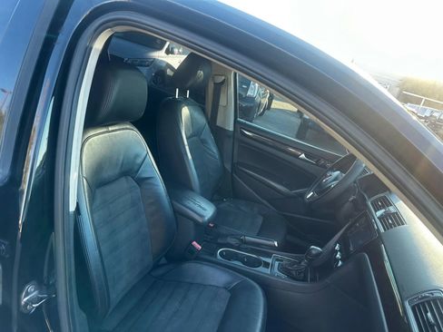 Used 2014 Volkswagen Passat 1.8T SEL Premium image 17