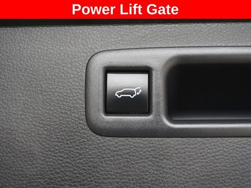 Used 2023 Toyota Highlander XLE AWD/4WD image 19