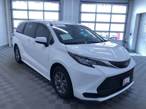 Certified 2023 Toyota Sienna LE image 37