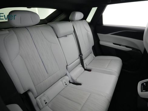 Used 2024 Cadillac Lyriq Luxury AWD/4WD image 5