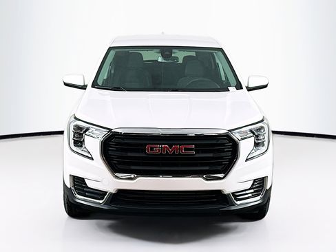 Used 2024 GMC Terrain SLE image 2