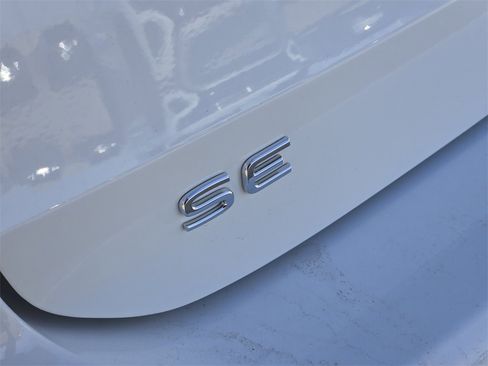 Used 2025 Volkswagen Taos SE image 12