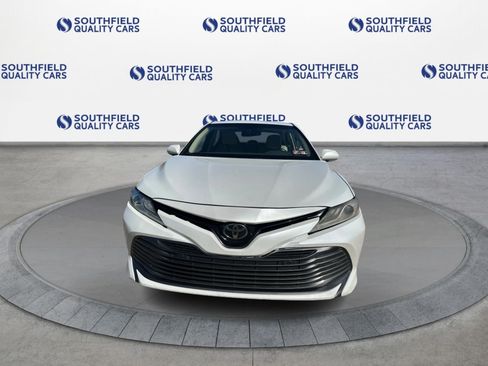 Used 2018 Toyota Camry XLE FWD image 9
