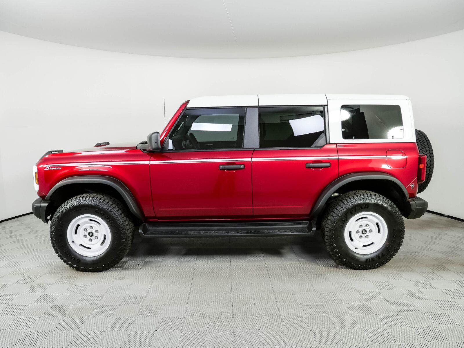 Used 2025 Ford Bronco Heritage Edition AWD/4WD image 2
