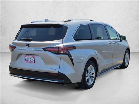 Used 2022 Toyota Sienna Limited FWD image 5