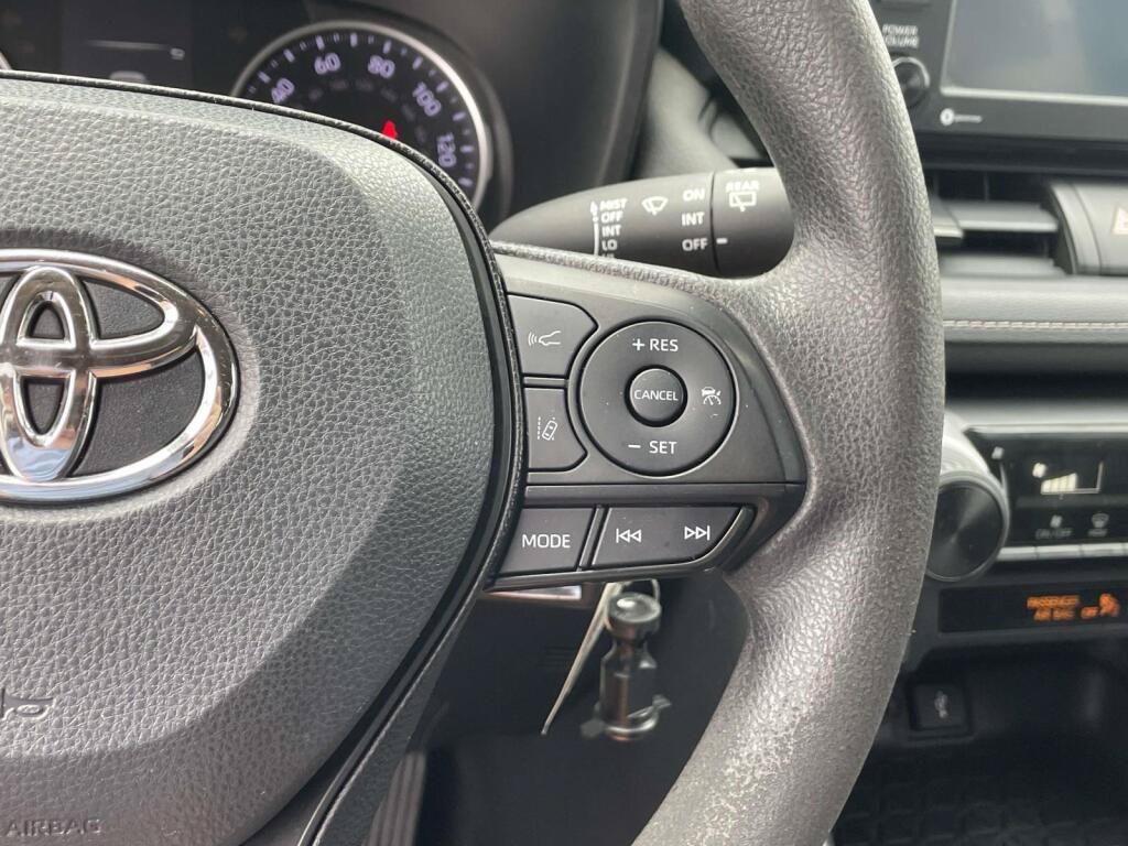 Used 2020 Toyota RAV4 LE AWD/4WD image 31