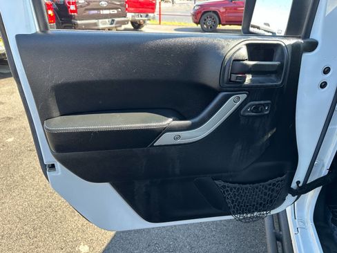 Used 2016 Jeep Wrangler Rubicon image 13