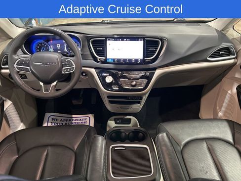 Used 2024 Chrysler Pacifica Touring-L FWD image 2