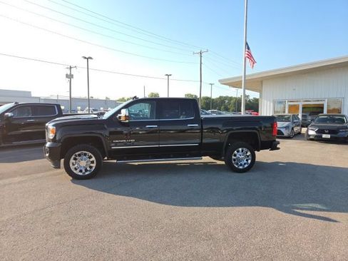 Used 2018 GMC Sierra 2500 Denali w/ Duramax Plus Package AWD/4WD image 9