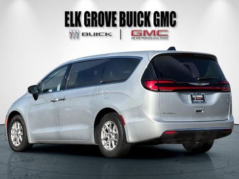 Used 2024 Chrysler Pacifica Touring-L image 6