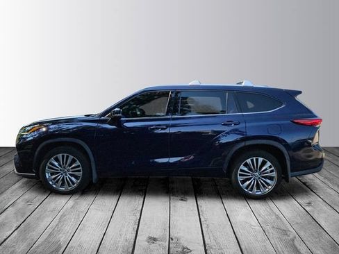 Used 2022 Toyota Highlander Platinum FWD image 2