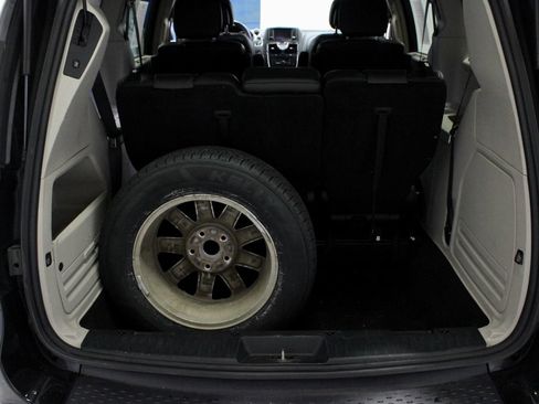 Used 2016 Chrysler Town & Country Touring FWD image 13