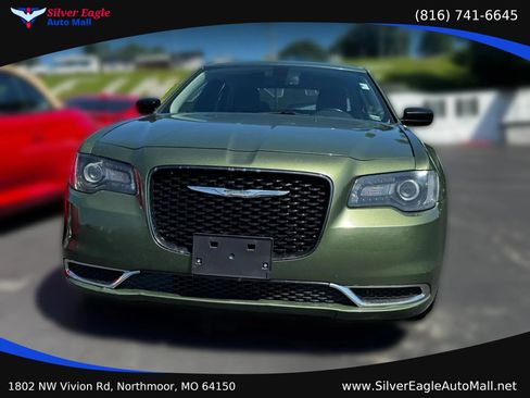 Used 2019 Chrysler 300 Touring w/ Sport Appearance Package RWD image 4