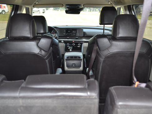 Used 2022 Kia Carnival LX image 5